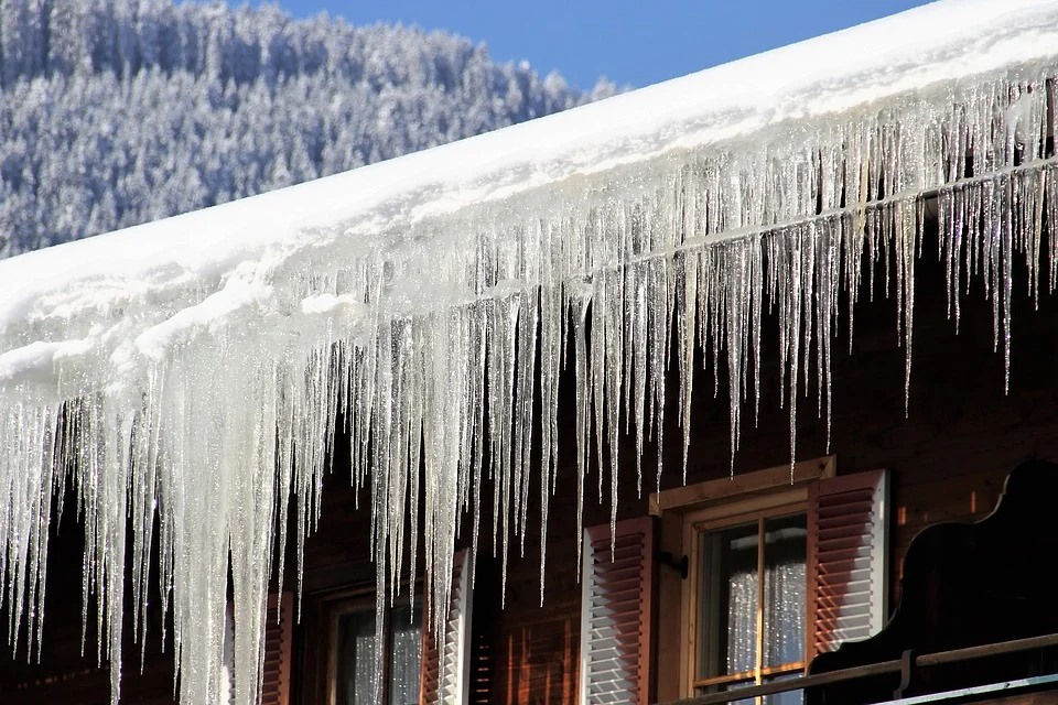 Odśnieżenie dachu i usunięcie lodowych sopli to obowiązek właściciela bądź zarządcy