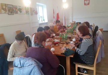 Ostatnie zajęcia plastyczne dla uczestników projektu socjalnego SENIOR +